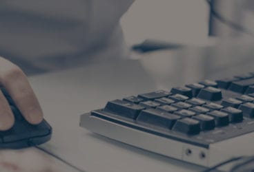 Mouse and keyboard on a desk. Click to access SimScale Features and Benefits